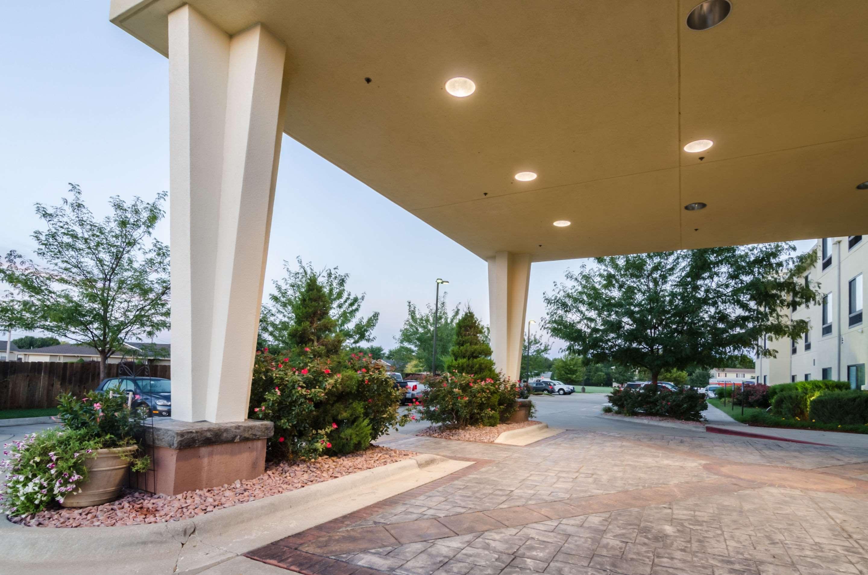 Comfort Suites Salina South Exterior foto