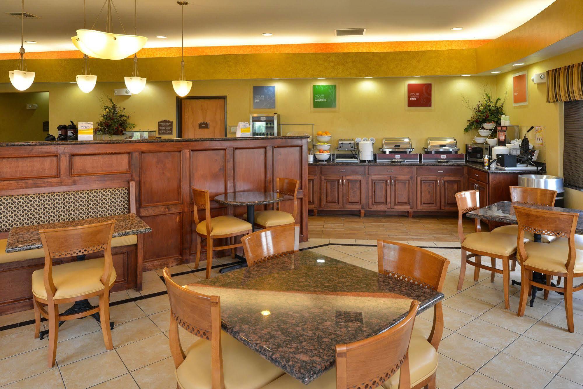 Comfort Suites Salina South Exterior foto
